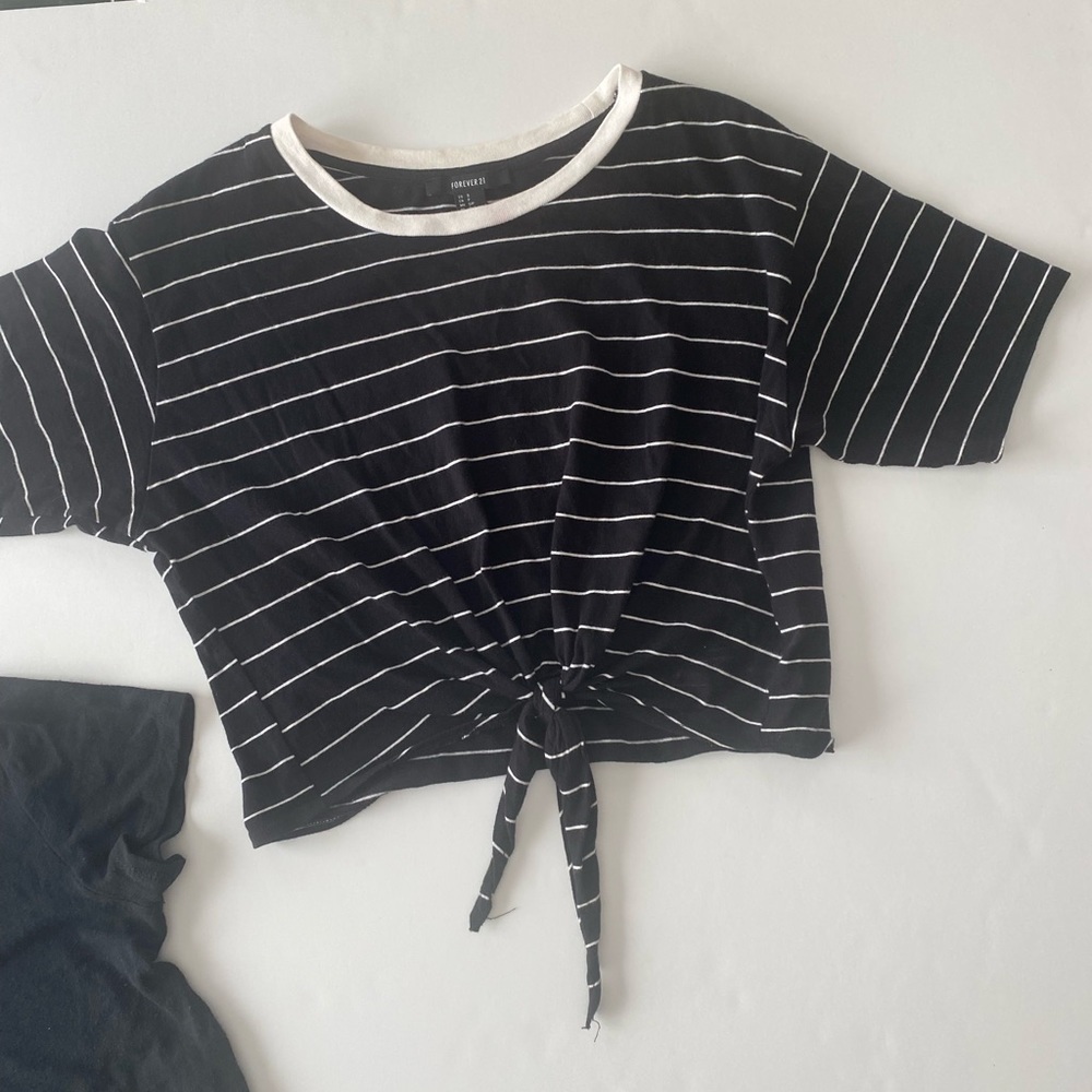 CROP TOP BUNDLE BLACK & WHITE FOREVER 21 SMALL & WILD FABLE BLACK EXTRA SMALL - Picture 2 of 7
